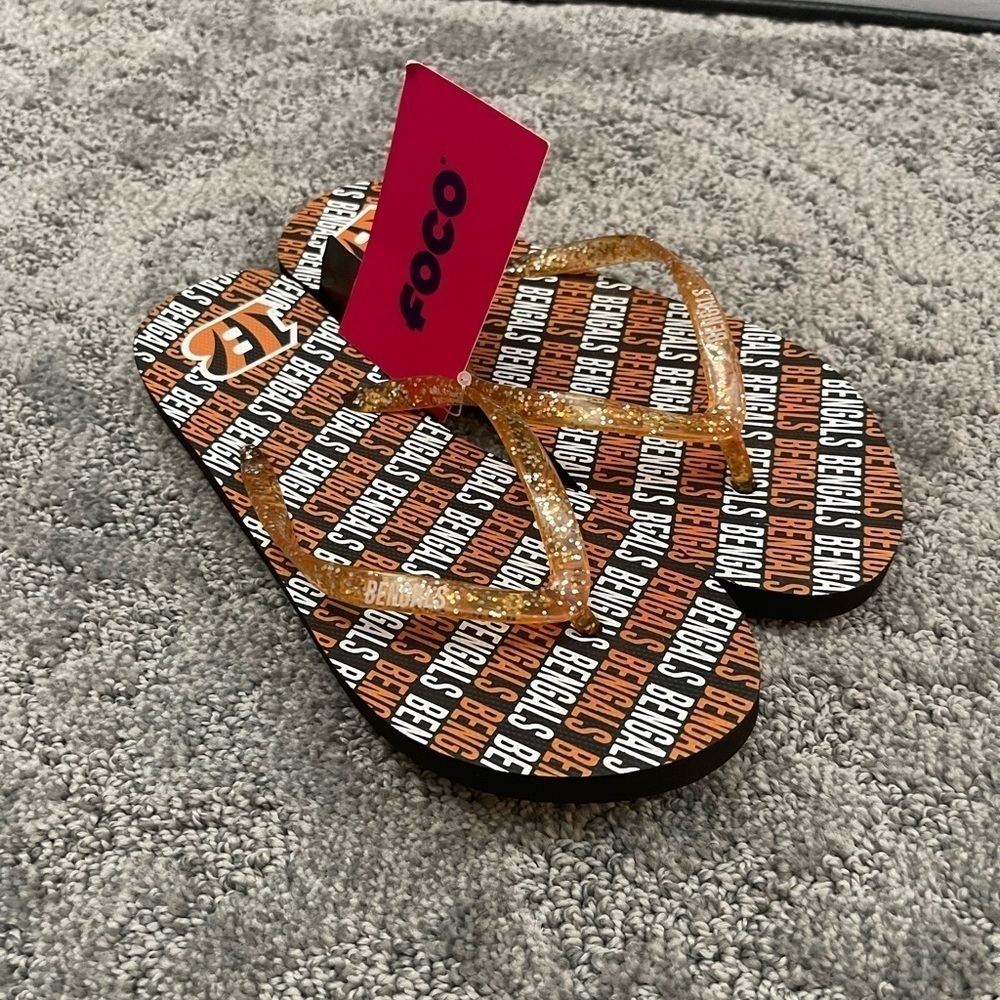 FOCO NFL Bengals NWT Sandals Size Small - Picture 2 of 6